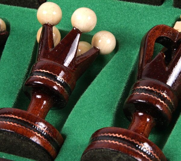 Jeu d'Échecs en Bois de Sycomore Incrusté de Laiton avec Échiquier Pliant